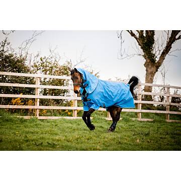 HORSEWARE Amigo Hero 900 Plus Turnout Medium Front Disc 200g Daphne Blue